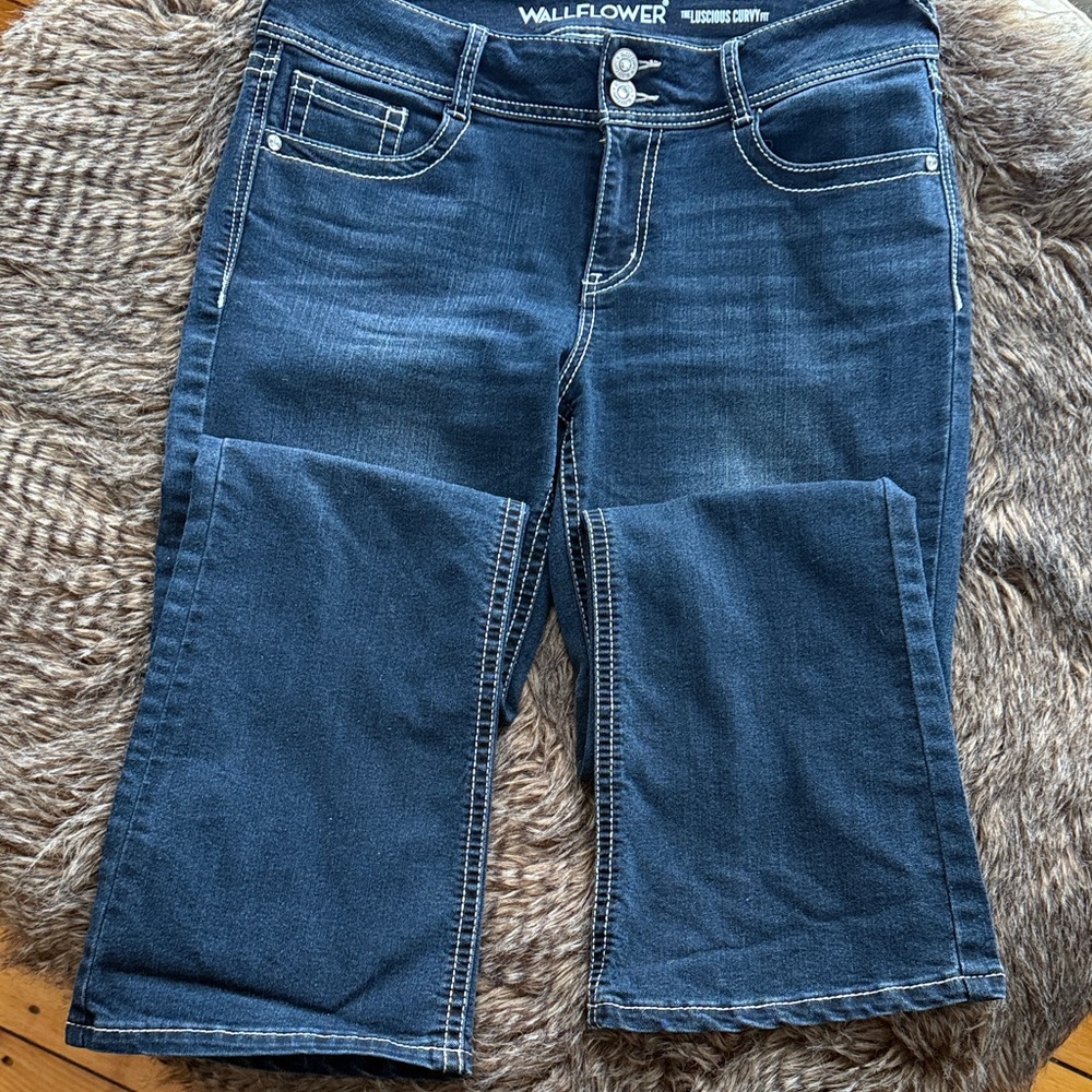 Wallflower Women's Dark Blue Flare Jeans SZ 11 inseam 31 some stretch!